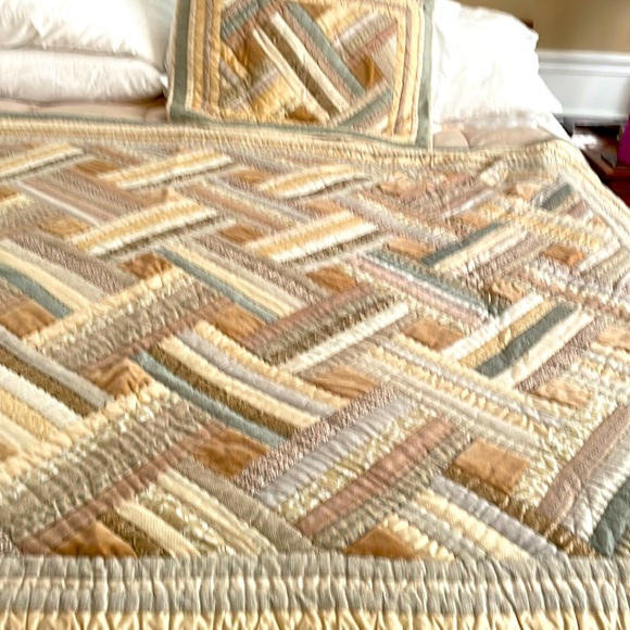 Bloomingdale's Bedding Twin Size Patchwork Quilt With Pillow Cover